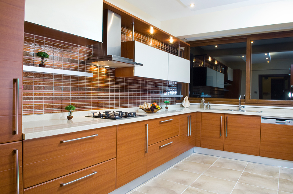 Cocina madera cuarzo blanco