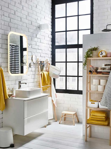 Baño con accesorios en amarillo