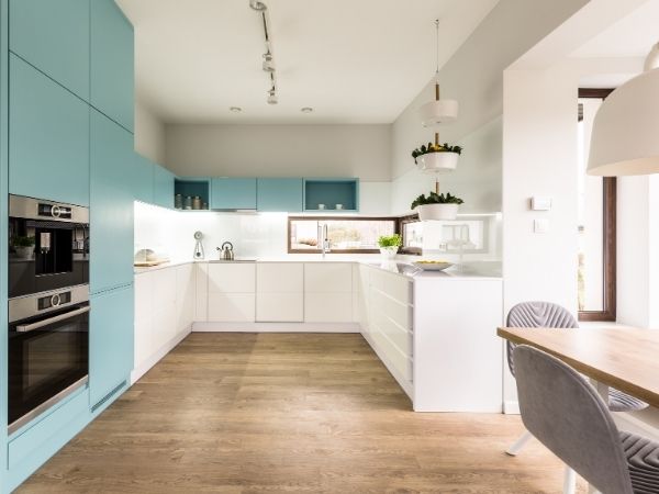 Beach kitchens: in white and blue tones