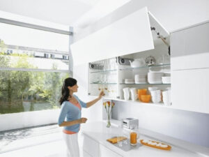 White kitchen with AVENTOS HF / BLUM wall units