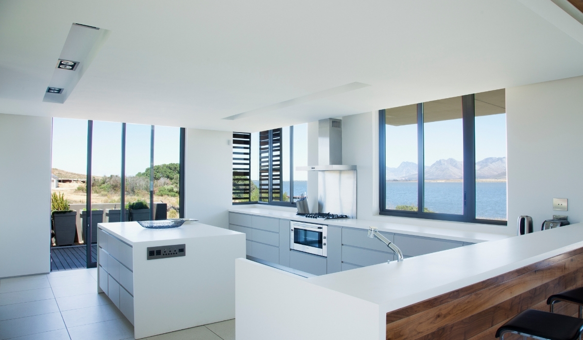 Kitchen with island and breakfast bar