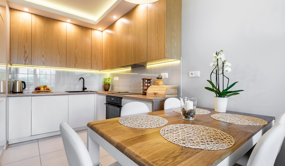 Cocina moderna en blanco y madera