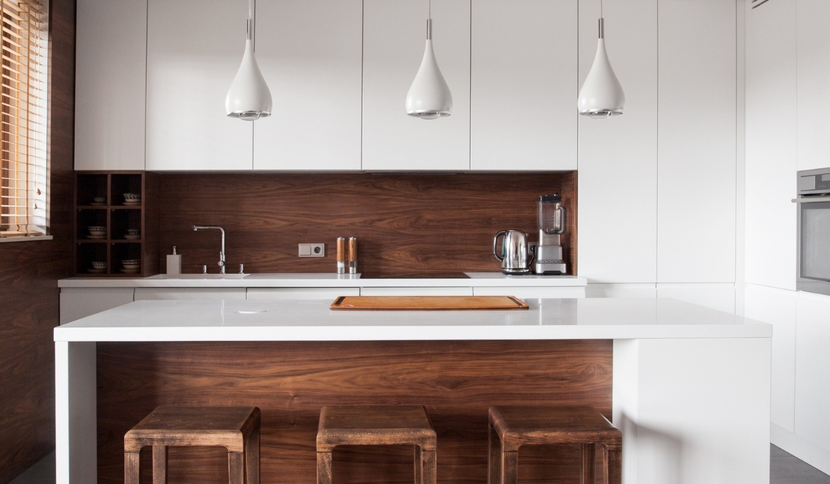 Modern and functional kitchen in white and wood