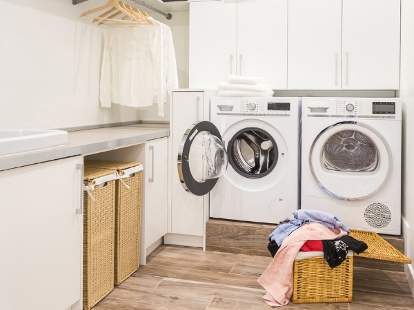 Laundry room with L distribution