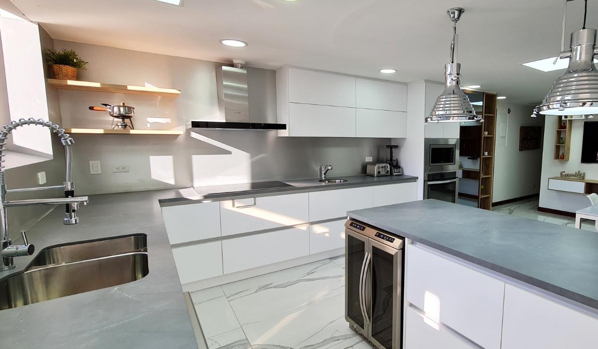 Los mejores gabinetes de cocinas en blanco y gris