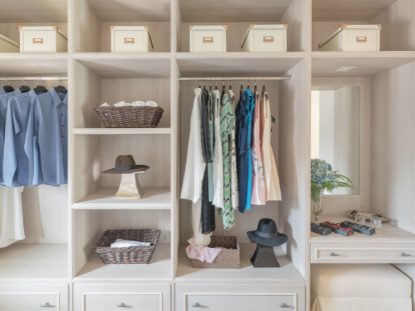 Modern dressing rooms for her: With dressing table included