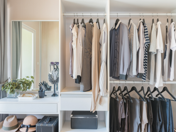 Modern dressing rooms for her: Ideal for sharing