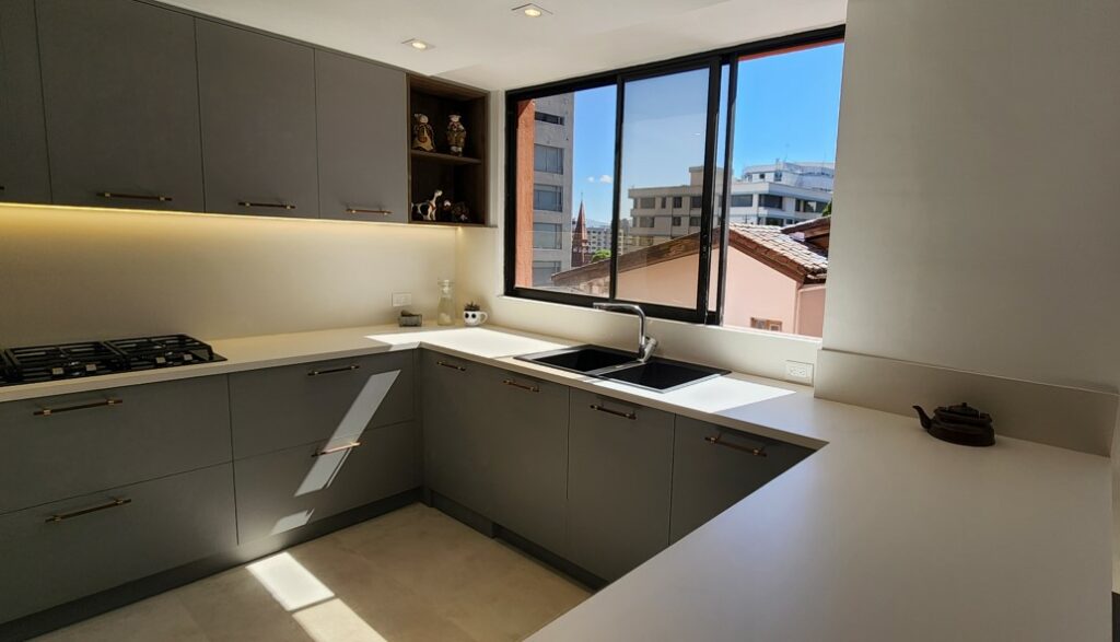 cocina gris moderna