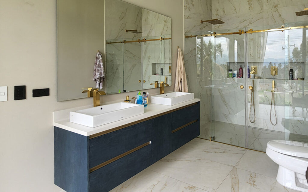 Baño moderno color azul