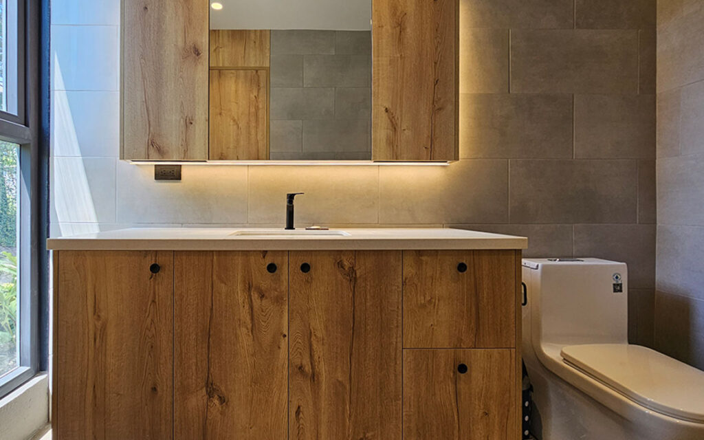 Baño con iluminación LED
