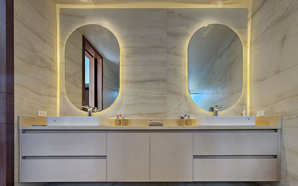 Baño con iluminación LED