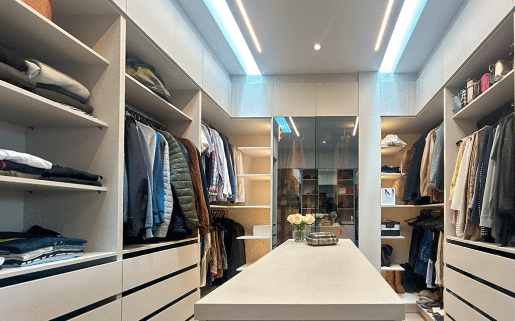 Accesorios tecnológicos para clósets modernos